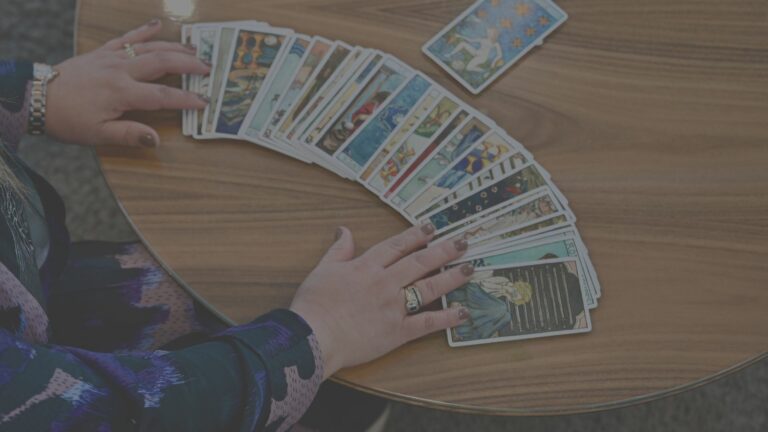 Jeu de tarot étalé sur une table