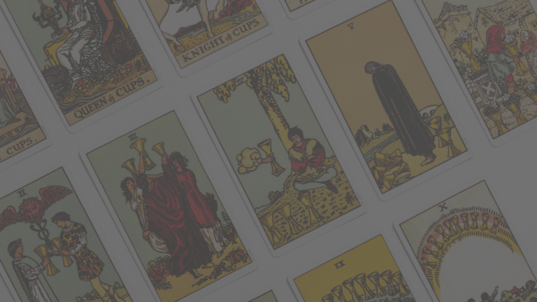 Plusieurs cartes de tarot disposées les unes à côté des autres.