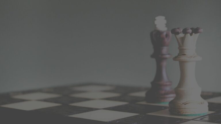 Deux pièces d’échec posées sur un échiquier sous-entendant l’importance de l’équilibre entre intuition et logique.