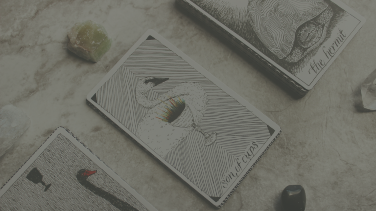 Trois piles de cartes de tarot côte à côte pouvant être utilisées en consultation de tarologie